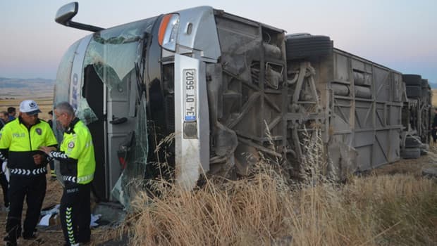 Amasya'da yolcu otobüsü devrildi: 2'si ağır 46 kişi yaralandı