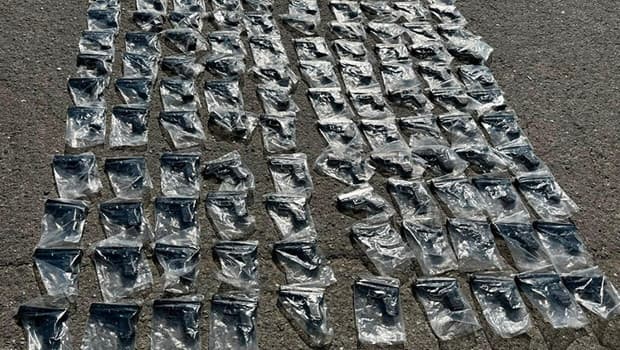 Tuzla'da durdurulan yolcu otobüsünden cephanelik çıktı: 120 ruhsatsız silah ele geçirildi