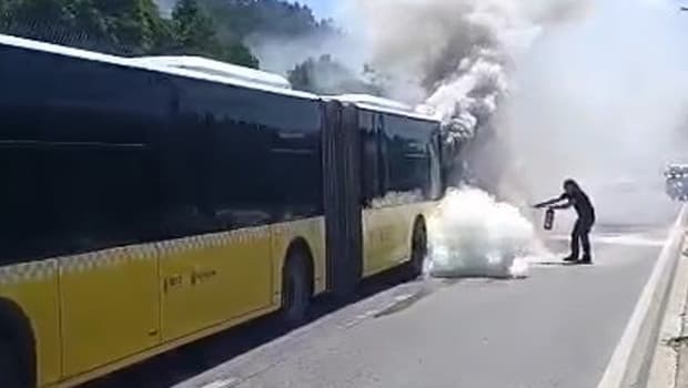 Ataşehir'de seyir halindeki İETT otobüsünde yangın: Yolcular son anda tahliye edildi