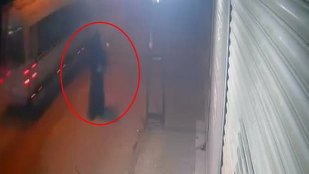 Adana'da çarşaflı saldırgan iş yerini kurşunladı: O anlar kamerada