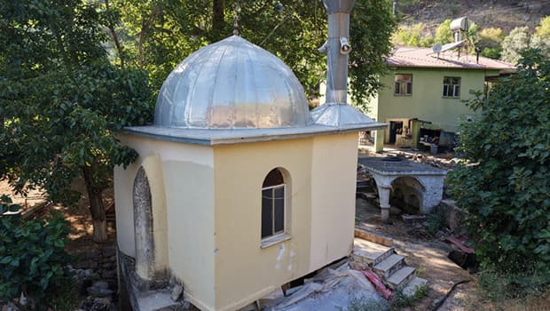 Mersin'de doğanın kucağındaki 9 metrekarelik cami dronla görüntülendi