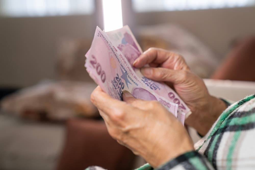 Emekli maaş farkları hesaplara yatırılmaya başlandı: Ödemeler kişiden kişiye değişiyor