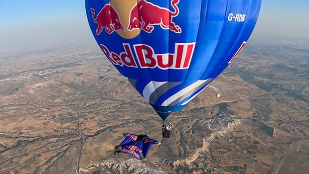 Red Bull sporcusu Waltenspiel, Kapadokya'da balonlar arasında 200 km/s hızla uçtu