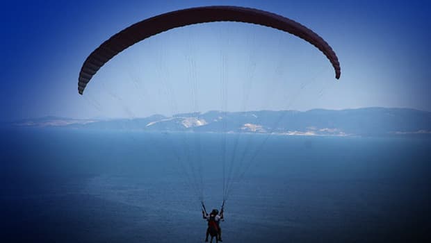 Antalya'da deniz paraşütü sahile çakıldı: 2 kişi yaralandı