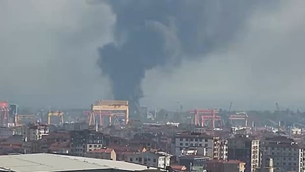 Tuzla'da inşaat şantiyesinde korkutan yangın: İşçi konteynerleri alev alev yandı