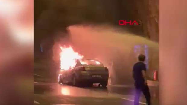 Bolu Dağı Tüneli'nde seyir halindeki otomobil alev aldı: Ulaşım yarım saat aksadı