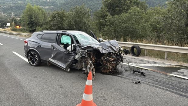 Bolu D-100'de refüjü aşan otomobil kafa kafaya çarpıştı: 1 can kaybı, 2 ağır yaralı