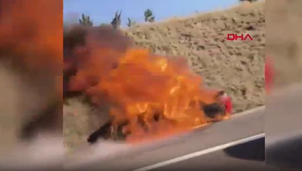 Ankara'da seyir halindeyken alev alan lüks otomobil küle döndü