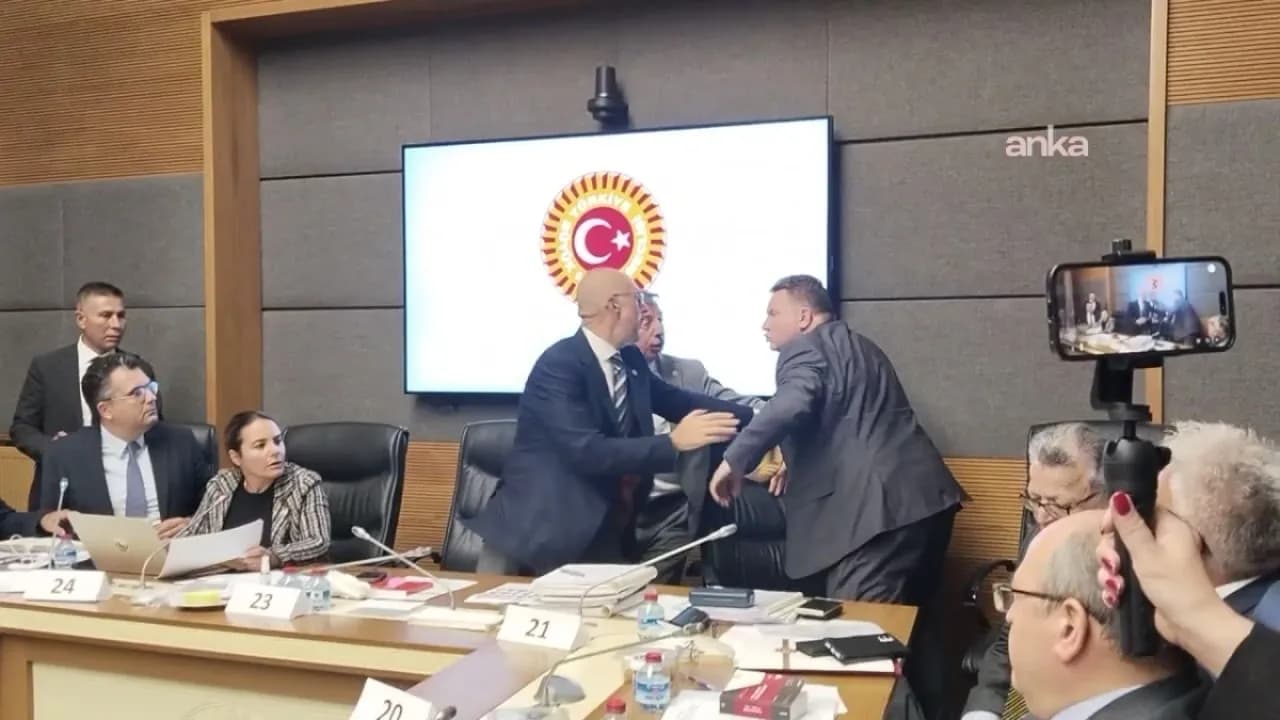 TBMM Genel Kurulu'nda 'pislik' tartışması: MHP'li vekil masaya yumruk attı, İYİ Partili vekilin üzerine yürüdü