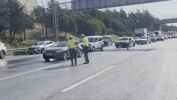 İstanbul TEM Otoyolu'nda feci kaza: 10 araç birbirine girdi