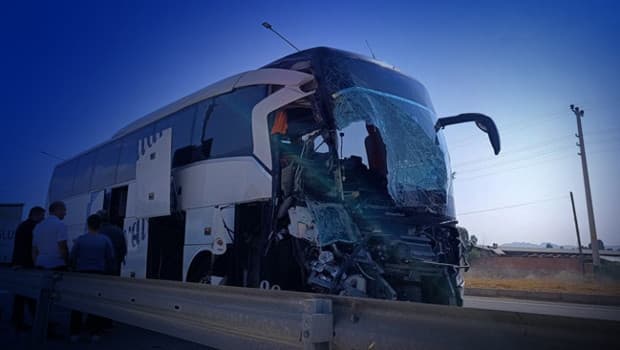 Afyonkarahisar'da feci kaza: Otobüs kamyonete çarptı, 1 kişi hayatını kaybetti