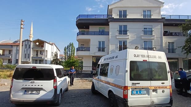 Aksaray'da cam silerken 3. kattan düşen temizlik işçisi ağır yaralandı