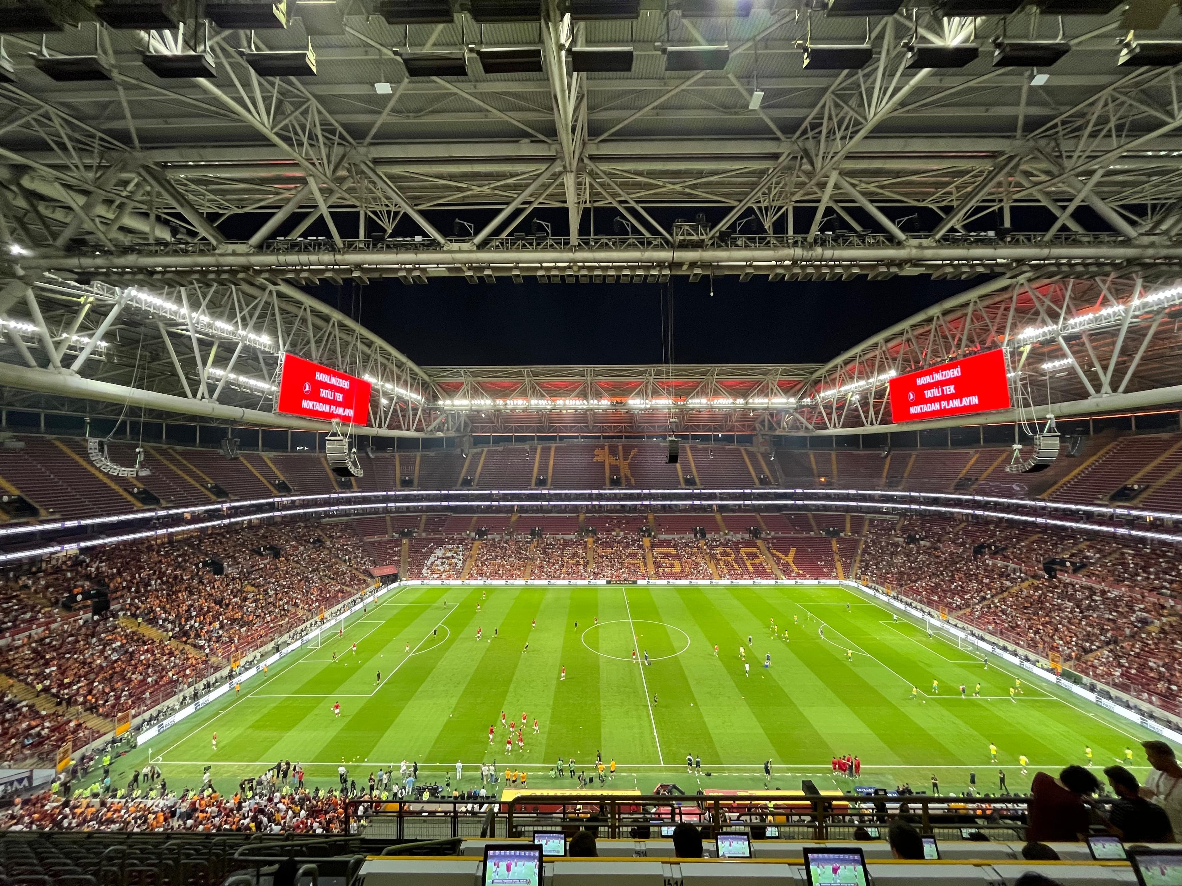 Galatasaraylı taraftarlar transfer krizine isyan etti: "Yapılmayan hamleler cabuk bitirdi"