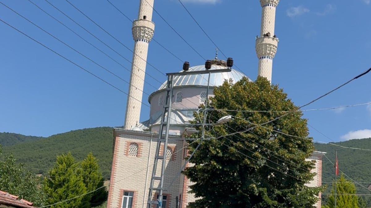 Cami hoparlöründen yükselen beklenmedik ses köylüleri şaşkına çevirdi