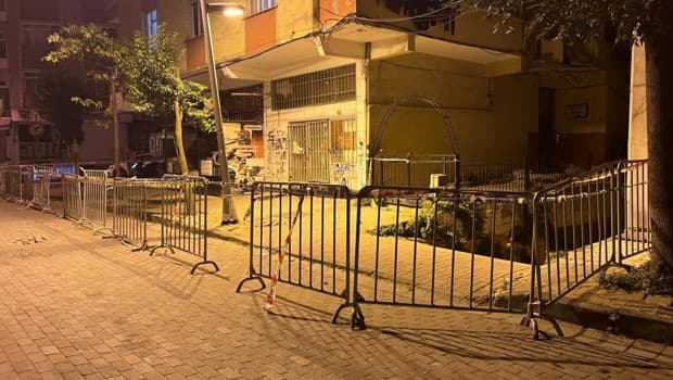 Güngören'de 5 katlı binanın balkonu çöktü: Bina boşaltılıp mühürlendi