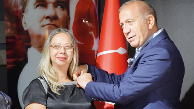 CHP İl Başkanı Tekin yeni üyelere rozet taktı: 'En az istifa İstanbul'dan'