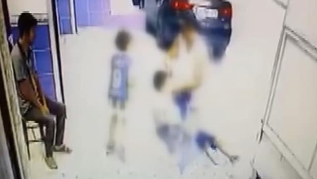 Gaziosmanpaşa'da sokak ortasında çocuklara dehşeti yaşattı: Güvenlik kamerası her şeyi kaydetti