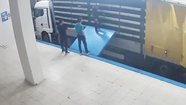 Gizli bölmede yurt dışına kaçmak isteyen suç örgütü üyesi TIR'da yakalandı