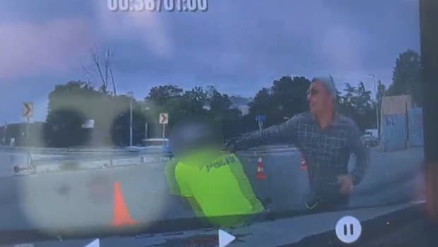 Fatih'te polise bıçaklı saldırı: Şüpheli ayağından vurularak yakalandı