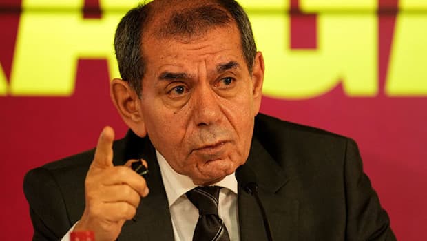 Galatasaray'da taraftar sabırsız: 'Yönetim uyuma, transferler nerede?' sesleri tribünleri sardı