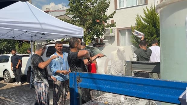 Bursa'da damadın başına gelmeyen kalmadı: Önce yangın tüpüyle beyaza boyandı, sonra suya atıldı