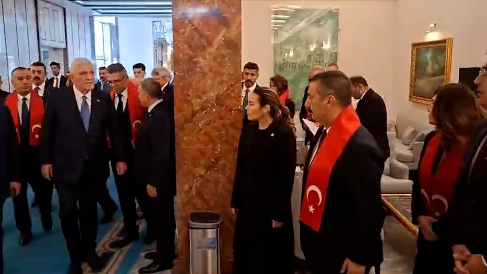 İYİ Parti milletvekilleri Meclis'e Türk bayraklarıyla adım attı