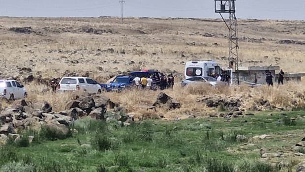 Diyarbakır'da arazide kadın cesedi bulundu: 2 şüpheli gözaltında