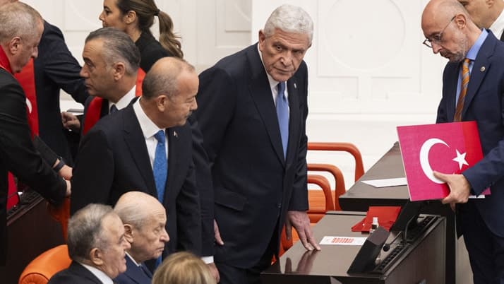 Meclis Genel Kurulu'nda dikkat çeken anlar: Yan yana oturdular ama tokalaşmadılar