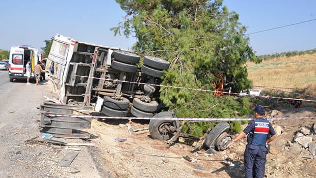 Salihli'de yolcu otobüsü iş makinesi yüklü kamyona çarptı: 1 ölü, 7 yaralı