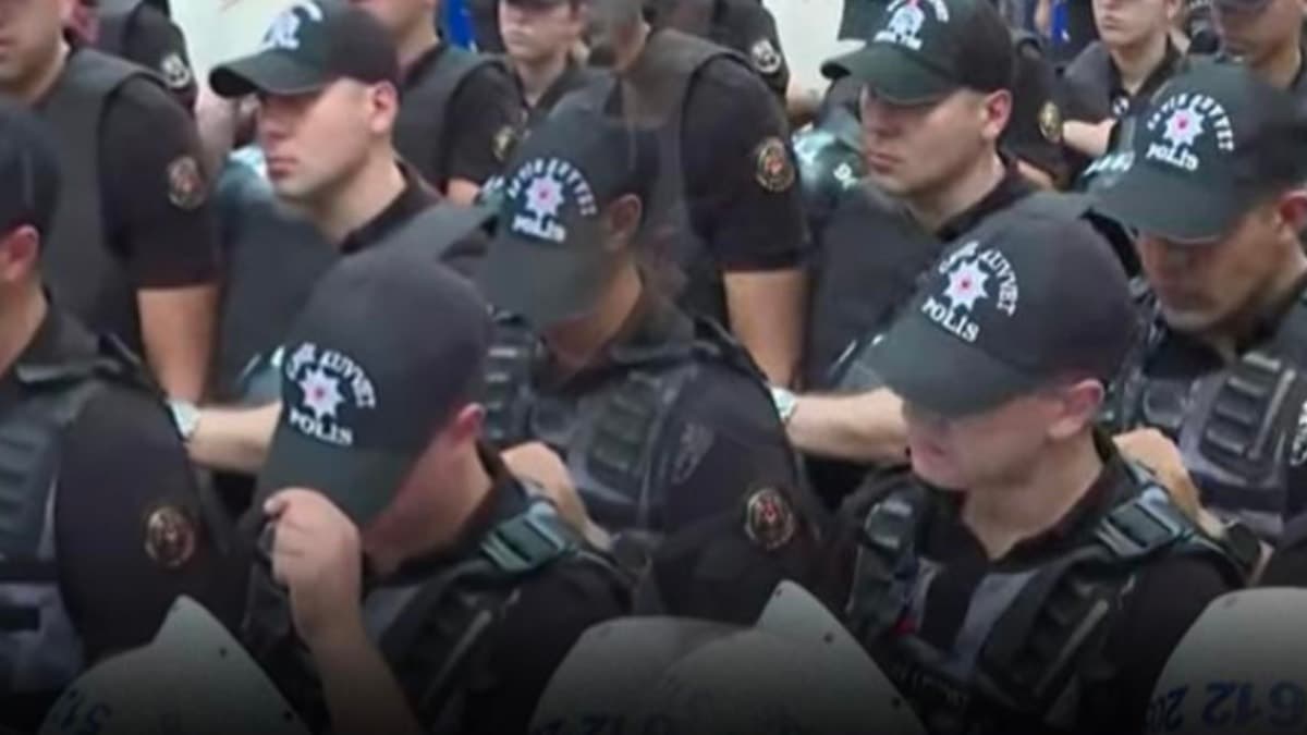 Gazilerin eyleminde duygusal anlar: Polis memuru gözyaşlarını tutamadı