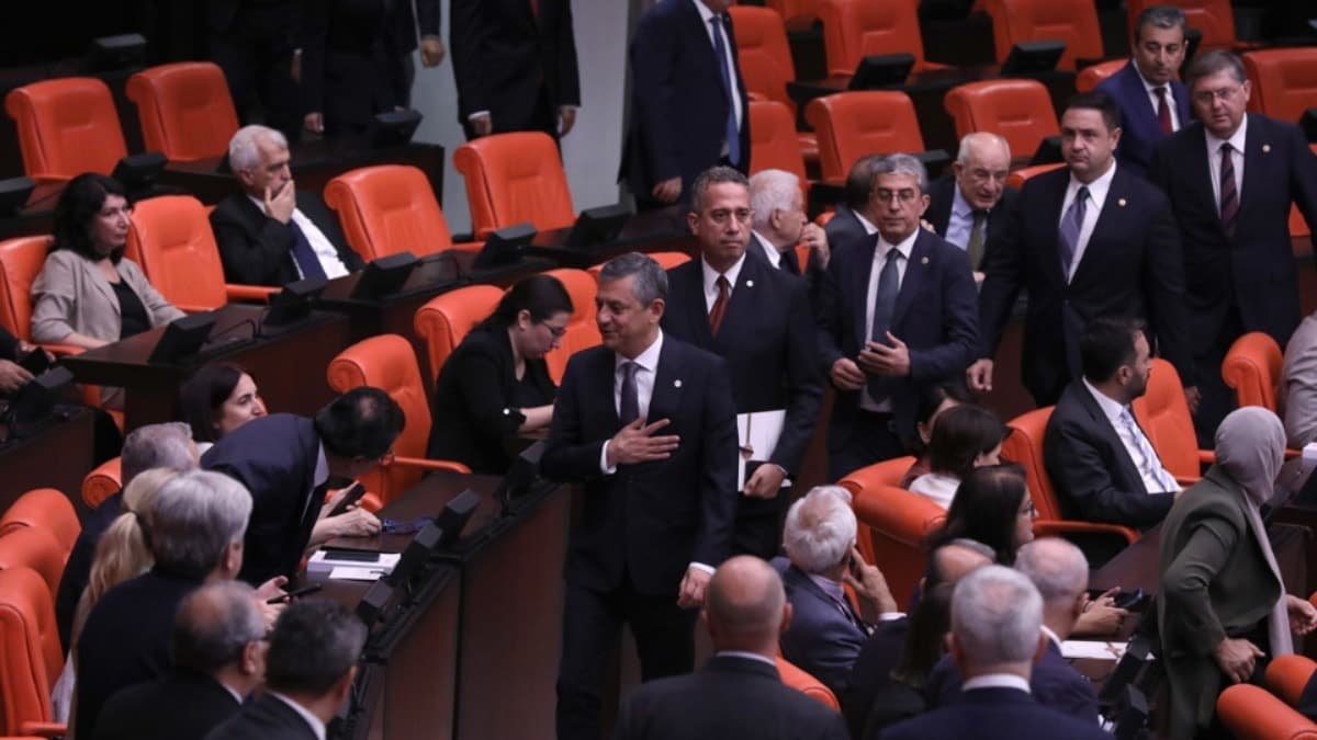 Özgür Özel'den kritik karar: CHP milletvekillerine serbestlik