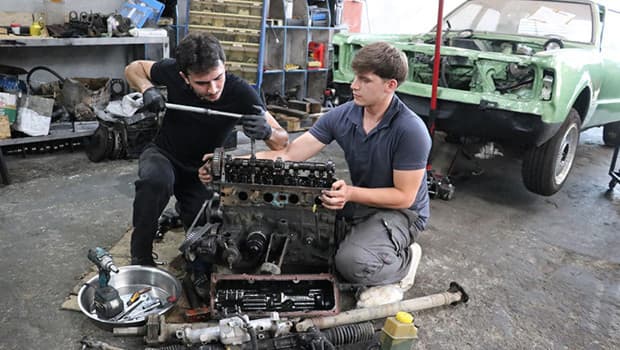 Madenciliği bıraktı, gazetecilik okuyor: Genç usta oto tamiri tutkusuna geri döndü