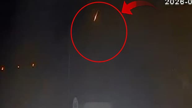 İstanbul semalarında geceyi aydınlatan meteor: Düşme anı kameralara böyle yansıdı