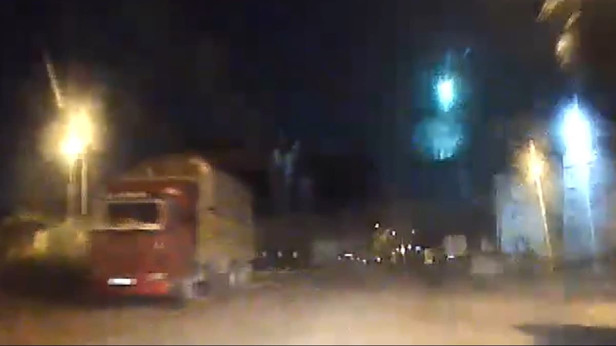 İstanbul semalarında gece yarısı görülen meteor gökyüzünü aydınlattı