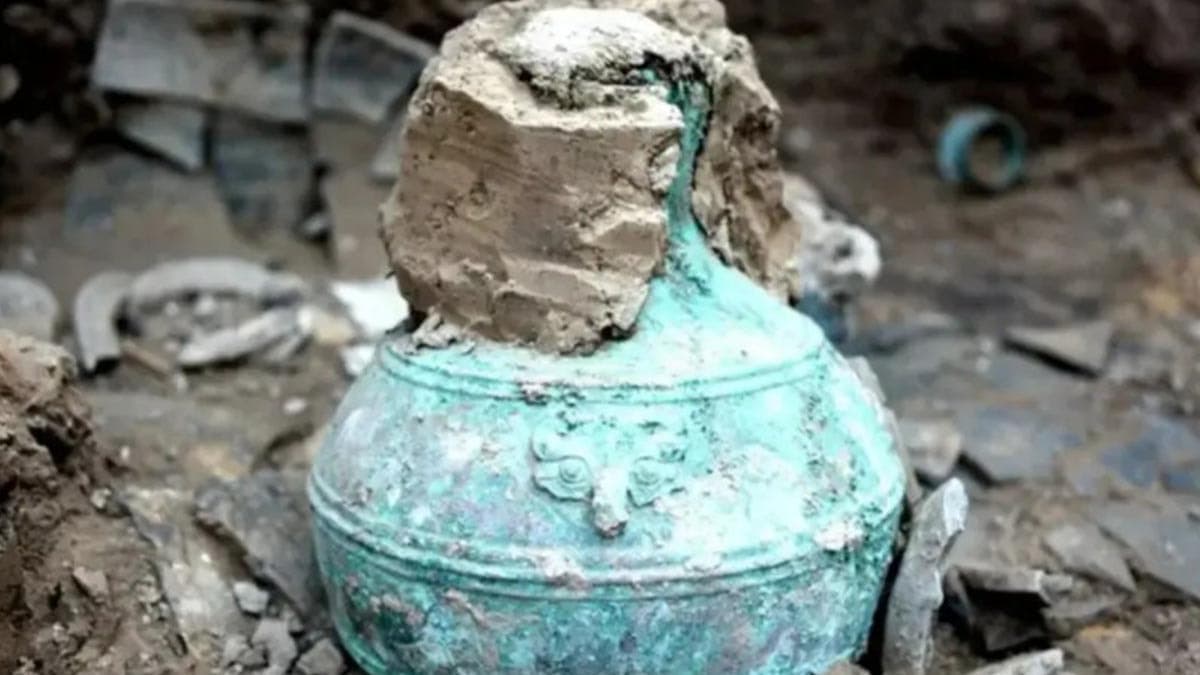 Arkeologlar Şaşkına Döndü: Mezarında Bulunan 2 Bin Yıllık Şişe Tarihi Sırrı Ortaya Çıkardı