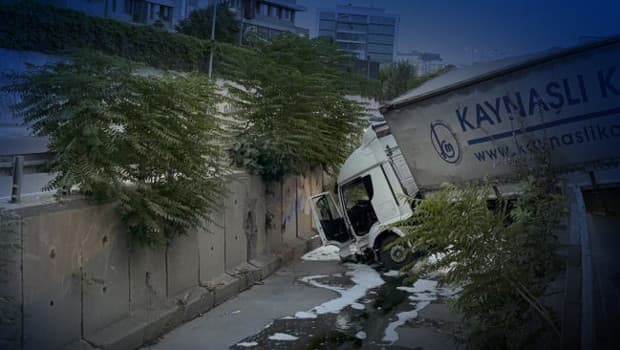 Esenler'de feci kaza: Kontrolden çıkan tır dere yatağına uçtu