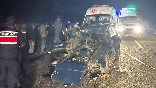 Konya'da feci kaza: Traktör römorkuna çarpan otomobildeki yaşlı çift can verdi