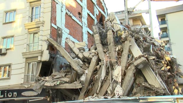 Bahçelievler'de kentsel dönüşüm kabusu: 6 katlı bina yıkım sırasında çöktü, komşu apartman tahliye edildi