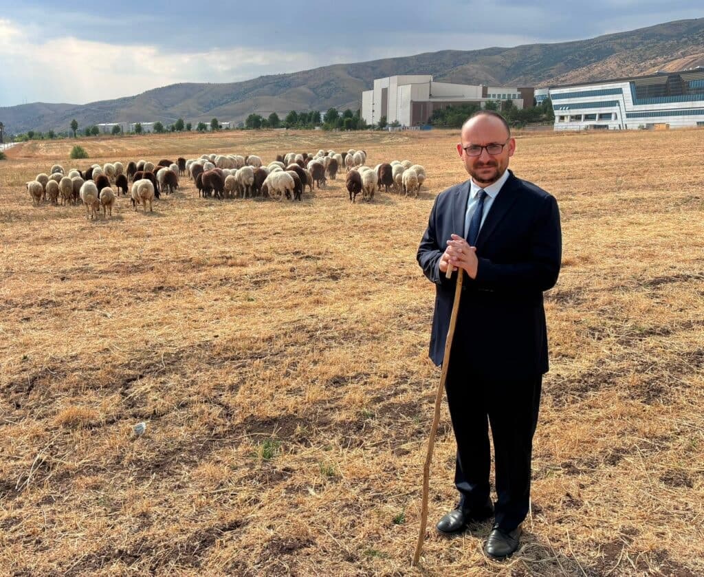 AKP'den rektör hakkında açıklama: Tartışma yaratan koyun fotoğrafının perde arkası