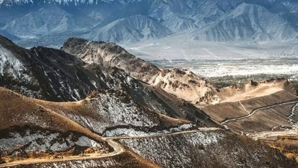 Rekorların kraliçesi: Dünyanın en yüksek kara yolu trafiğe açıldı