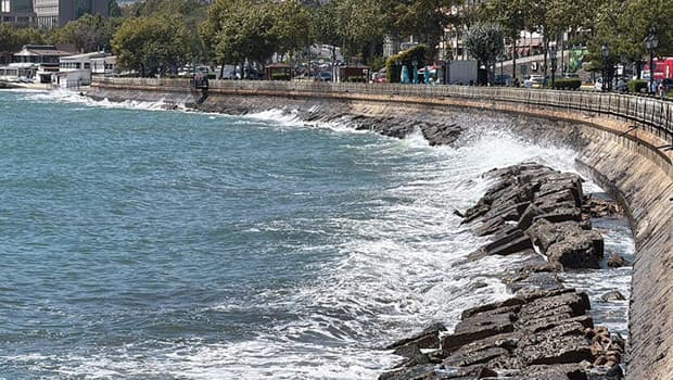 Tekirdağ'da fırtına hayatı felç etti: Uçuşlar iptal, 3 ilçede denize giriş yasağı