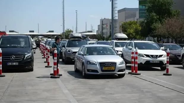 Gurbetçilerin dönüş çilesi: Sınır kapılarında yoğunluk artıyor