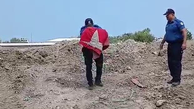 Hatay'da enkazdan çıkardığı bayrağı öpüp başına koyan polis memuru yürekleri ısıttı