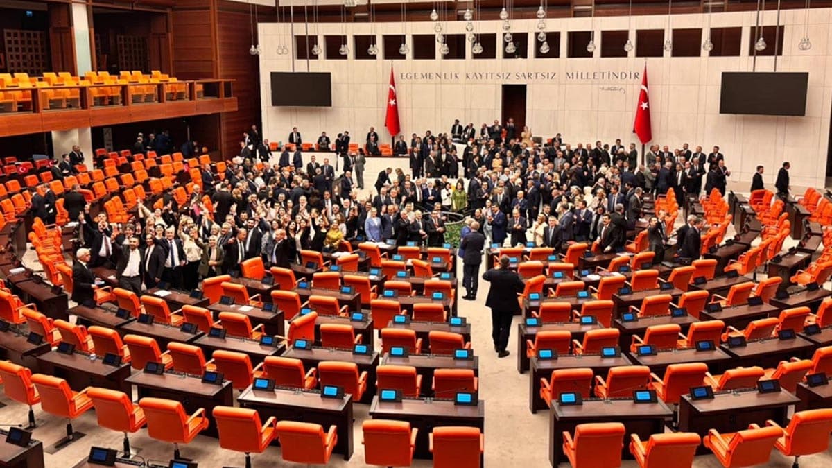 AKP'ye sürpriz transfer: Bir partinin Meclis grubu tehlikede