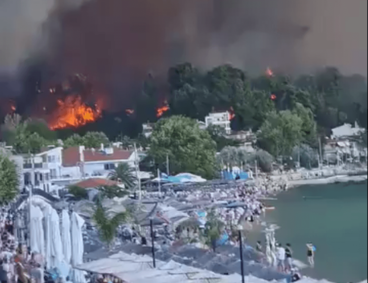 Komşuda 3 Kilometrelik Ateş Duvarı: Turistler Denizden Tahliye Edildi