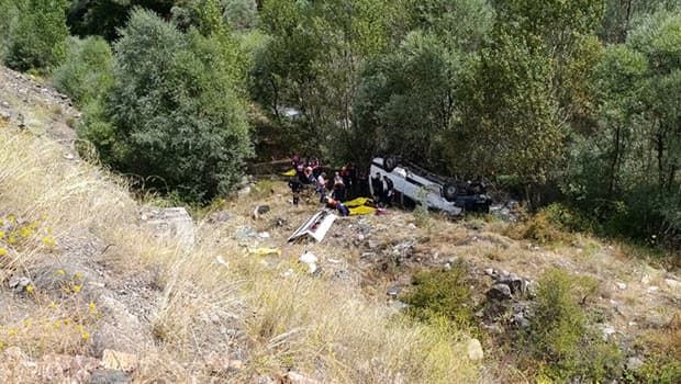 Sivas'ta feci kaza: Kontrolden çıkan minibüs uçuruma yuvarlandı, 4 can kaybı