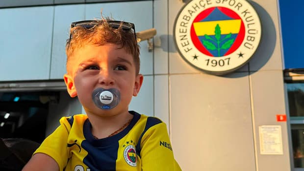 Kadıköy'de duygulandıran anlar: Formasına sahip çıkan minik taraftar Lyon maçında yerini aldı