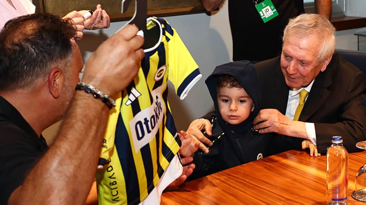Kadıköy'de minik Fenerbahçeli taraftarın formasına saldırı