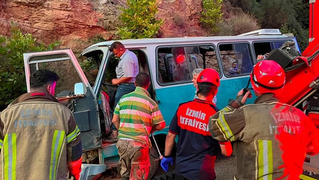 İzmir Tire'de tarım işçilerini taşıyan minibüs kayalıklara çarptı: 1 ölü, 8 yaralı