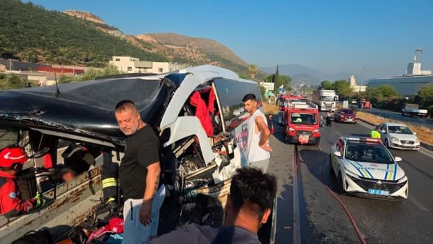Muğla'da tur otobüsünün TIR'a çarptığı kazada ölü sayısı artıyor: Bir polis memuru daha hayatını kaybetti